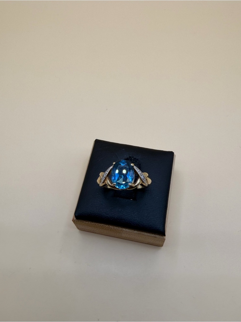 10k Yellow Gold 2 Ct Blue Topaz Ring Size 7.